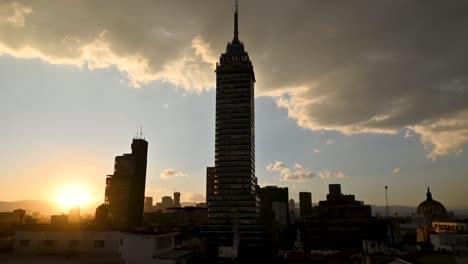 Zeitraffer-Des-Sonnenuntergangs-Am-Lateinamerikanischen-Turm,-Wolkenkratzer-Im-Zentrum-Von-Mexiko-Stadt,-Skyline-Von-Mexiko-Stadt