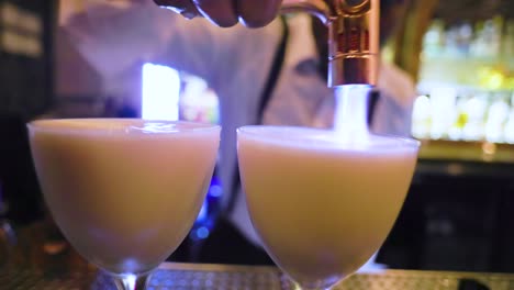 Un-Barman-Negro-Está-Usando-Un-Soplete-Para-Prender-Fuego-A-Las-Bebidas-En-Un-Bar-De-Propiedad-Negra-En-La-Ciudad