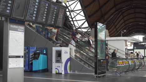 Pasajeros-En-La-Concurrida-Estación-Southern-Cross-En-La-Ciudad-De-Melbourne,-Australia