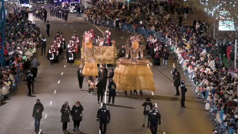 Paradewagen-Sind-Zu-Sehen,-Die-Am-Fest-Der-Heiligen-Drei-Könige-Teilnehmen,-Auch-Bekannt-Als-Die-Parade-Der-Heiligen-Drei-Könige,-Ein-Familienspektakel-Mit-Festwagen-Mit-Heiligen-Drei-Königen,-Tänzern,-Musikern-Und-Süßigkeiten-Werbegeschenken