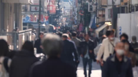 Vista-Borrosa-De-Gente-Caminando-Por-Calles-Llenas-De-Gente-En-Cámara-Lenta