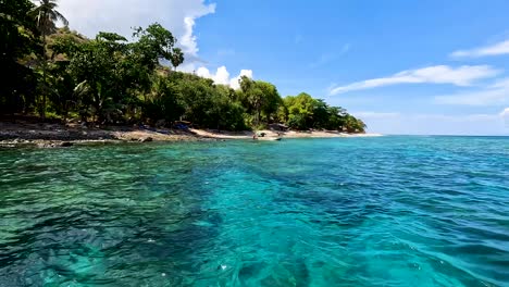 Vista-Panorámica-Del-Océano-De-Pescadores-De-La-Comunidad-Local-En-Un-Barco-De-Pesca-En-Impresionantes-Aguas-Cristalinas-De-Color-Turquesa-De-La-Remota-Isla-Tropical-De-Atauro-En-Timor-Oriental,-Sudeste-Asiático