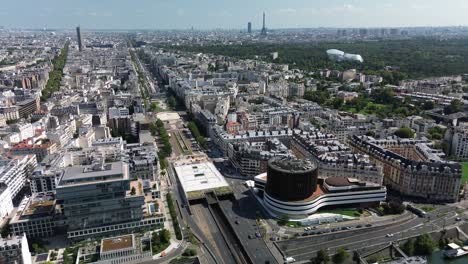 Edificio-Sacem-Con-La-Fundación-Louis-Vuitton-Y-La-Gira-Eiffel-Al-Fondo,-Paisaje-Urbano-De-París,-Francia