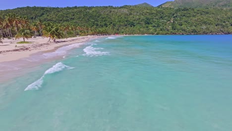 Strand-Playa-Rincon-Und-Türkisfarbenes-Meerwasser-In-Der-Dominikanischen-Republik
