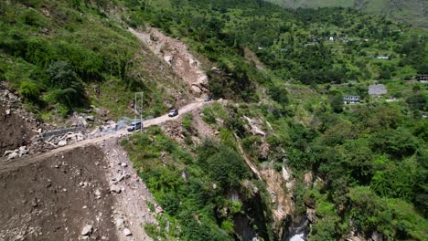 Eine-Gruppe-Von-Geländewagen-Fährt-Auf-Einer-Schmalen-Unbefestigten-Bergstraße-In-Der-Kali-Gandaki-Schlucht-In-Zentralnepal,-Luftüberführung