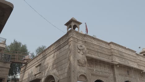 Antiguo-Templo-Hindú-Hecho-De-Piedra-Roja-Durante-El-Día-Desde-Diferentes-ángulos-El-Vídeo-Se-Toma-En-El-Templo-Pal-Balaji-Jodhpur-Rajasthan-India-El-13-De-Noviembre-De-2023