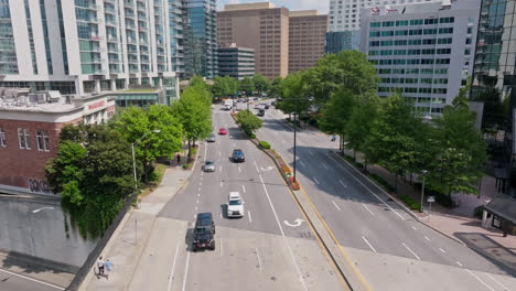 Fußgänger-Zu-Fuß,-Autofahren-Und-Amerikanische-Flagge-In-Der-Stadt-Atlanta-An-Einem-Sonnigen-Tag