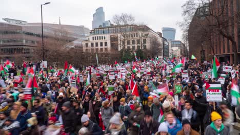 Timelapse-De-Miles-De-Personas-Caminando-En-Una-Protesta-A-Favor-De-Palestina,-Londres