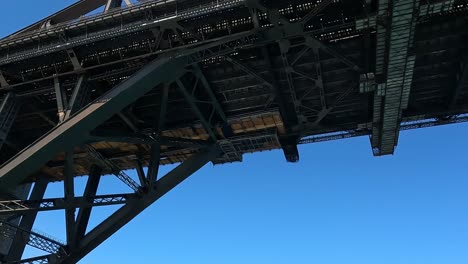 Das-Komplexe-Gitterwerk-Aus-Trägern-Und-Balken-Verleiht-Der-Brücke-Ihre-Unverwechselbare-Silhouette