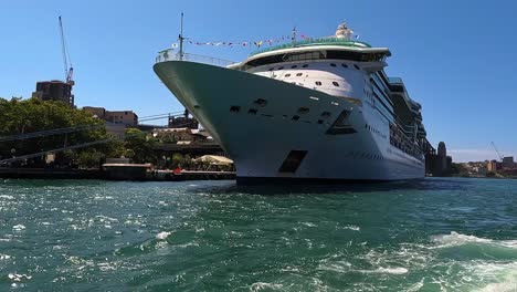 Beeindruckendes-Kreuzfahrtschiff,-Das-Neben-Dem-Pier-Des-Hafens-Von-Sydney-Vor-Anker-Liegt
