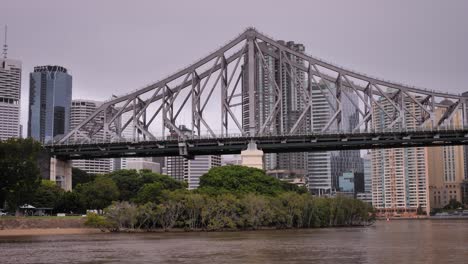 Mittlere-Aufnahme-Der-Story-Bridge-Und-Der-Stadt-Brisbane-Vom-New-Farm-River-Walk