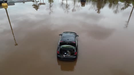 überflutetes-Auto-Unter-Wasser-Nach-Naturkatastrophe-Klima-Notevakuierung