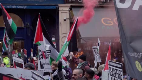 Hombre-Sostiene-Una-Bengala-Roja-En-Una-Protesta-A-Favor-De-Palestina-En-Londres