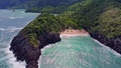 Vista-Of-Paradise-Over-Playa-Onda-Samana-In-Dominican-Republic,-Caribbean