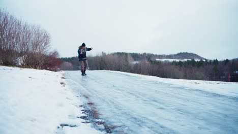 Un-Hombre-Intenta-Caminar-Por-Una-Carretera-Helada-Y-Resbaladiza:-Toma-Estática