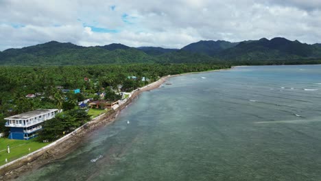 Agua-De-Mar-Clara-En-Paradise-Resort-En-San-Andrés,-Catanduanes,-Filipinas