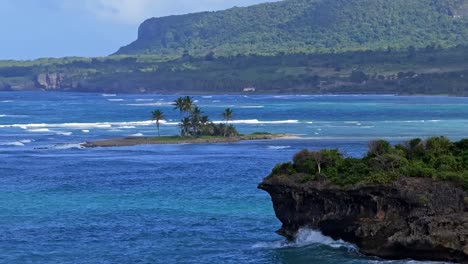 Mächtige-Wellen-Erreichen-Eine-Einsame-Insel-Im-Karibischen-Meer