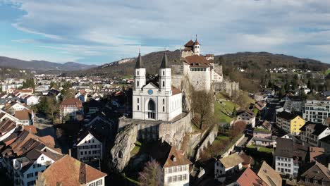 Aarburg-Aargau-Suiza-El-Castillo-En-La-Cima-De-Una-Colina-Se-Ve-Majestuoso-Bajo-El-Sol