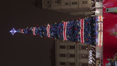 Árbol-De-Navidad-Y-Mercado-De-Navidad-En-La-Basílica-De-San-Esteban-Por-La-Noche-En-Budapest,-Hungría---Tiro-Vertical