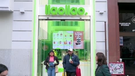 Kunden-Werden-Gesehen,-Wie-Sie-Den-Laden-Der-Spanischen-Frozen-Yogurt-Franchise-Marke-Llaollao-In-Spanien-Verlassen