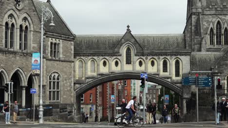 Gente-Cruzando-La-Calle-Cerca-De-La-Catedral-De-La-Iglesia-De-Cristo-Y-Dublinia