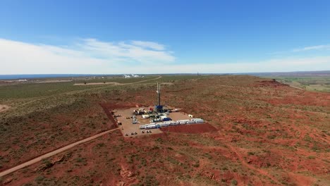 Plataforma-De-Perforación-Petrolera-En-El-Vasto-Desierto-Rojo,-Industria-En-Medio-De-La-Naturaleza,-Durante-El-Día,-Vista-Aérea