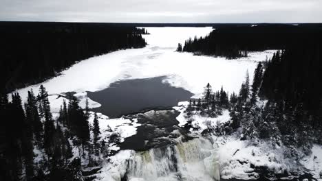 Langsame-Enthüllung-4k-Drohne-In-Aufnahme-Von-Umwelt-Natur-Tourismus-Reise-Wahrzeichen-Gefroren-Winter-Wasser-Pisew-Kwasitchewan-Falls-Wasserfall-Provinzpark-Thompson-Manitoba-Nördliche-Arktis-Kanada-Landschaft