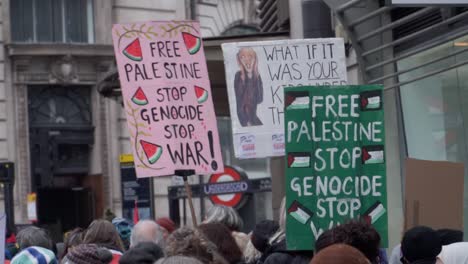„Free-Palestine“-Banner-Bei-Pro-palästinensischen-Protesten-In-London
