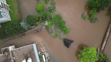 Centro-Comercial-Urbano-Inundado-Con-Autos-Sumergidos-Bajo-El-Agua-En-Un-Estacionamiento-Después-De-Un-Desastre-Natural