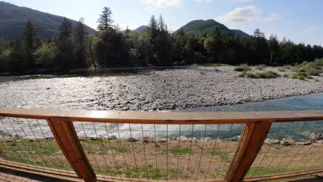 Río-Skykomish-Que-Fluye-En-El-Patio-Trasero-De-Una-Cabaña-Rural-Con-Un-Porche-Trasero