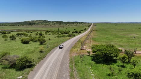 Weißer-SUV-Fährt-Durch-Ein-Tor-In-KwaZulu-Natal,-Südafrika,-Luftaufnahme