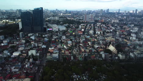 Luftaufnahme-über-Den-Manila-South-Cemetery,-In-Richtung-Olympia-Barangay,-In-Makati,-Philippinen