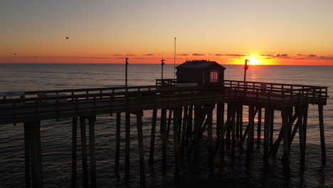 Muelle-De-Pesca-En-El-Océano-Drone-Ascender-Al-Amanecer-En-La-Costa-De-Jersey