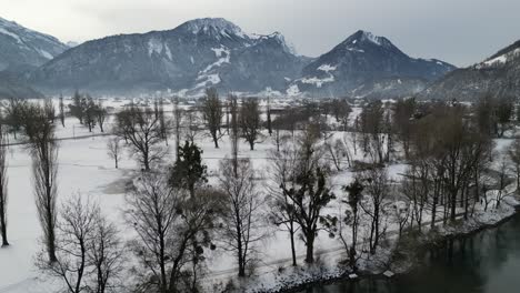 Parque-Forestal-De-Walensee,-Suiza,-Con-Impresionantes-Vistas-A-La-Montaña-Al-Fondo