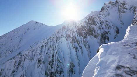 Die-Kamera-Fliegt-Von-Einem-Großen-Schneebedeckten-Weißen-Berg-Weg