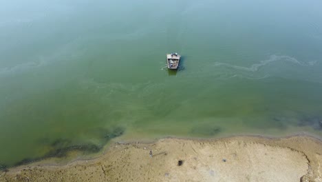 Toma-Aérea-De-Drones-De-Personas-Que-Viajan-En-Un-Barco-Tradicional-De-Madera-En-El-Río-Blue-Chambal-En-Morena-Dholpur-De-Madhya-Pradesh-Rajasthan-En-India