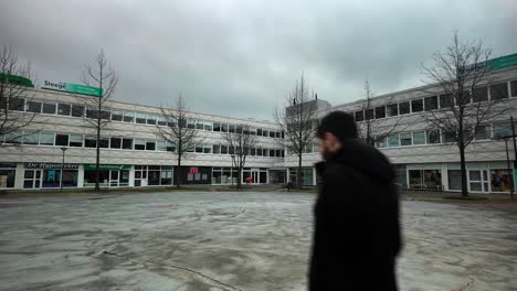 Sombría-Arquitectura-Gris-Y-Blanca-En-Amsterdam-Noord-Bellyslotermeerplein