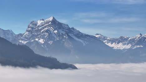 Ätherische-Gipfel-über-Dem-Nebel-Des-Walensees.-Schweiz-Luftaufnahme