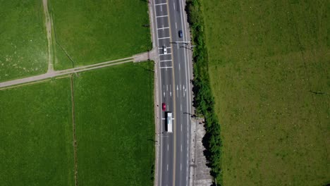 Drop-Down-Luftbild-Verkehr-Süd-Pan-American-Highway-E35,-Ecuador