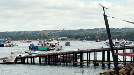 Panoramaaufnahme-Des-Hafens-Von-Dalcahue,-Traditionelle-Boote-Am-Ufer-Vertäut,-Insel-Chiloé