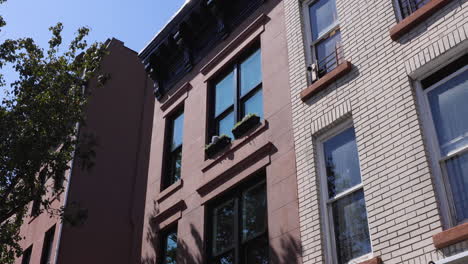 Klassisches-New-Yorker-Stadthaus-Im-Herzen-Von-NYC,-Das-Urbane-Eleganz-Und-Zeitlosen-Architektonischen-Charme-Vereint
