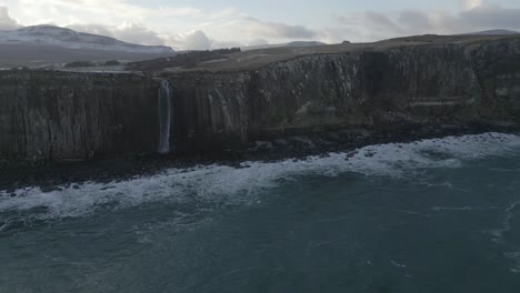 Kilt-Rock-Und-Mealt-Falls-Auf-Der-Isle-Of-Skye,-Schottland-Mit-Dramatischer-Küste-Und-Meer,-Luftaufnahme
