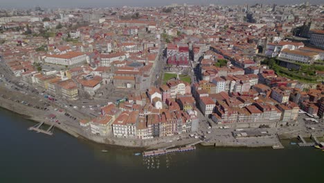 Toma-Aérea-En-Camión-Con-Un-Impresionante-Panorama-Del-Casco-Antiguo-De-Oporto-Y-El-Río-Duero.