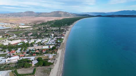 Luftaufnahmen-über-Dem-Strand-In-Marathon,-Griechenland