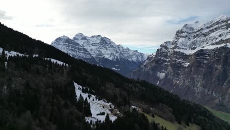 Fronalpstock-Glarus-Suiza-Aérea-Sobre-El-Bosque-Hacia-La-Belleza-Invernal