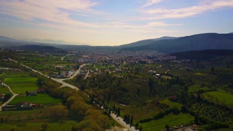 Antike-Stadt-Livadia-In-Griechenland-Mit-Luftaufnahme-Einer-Drohne-über-Der-Landschaft