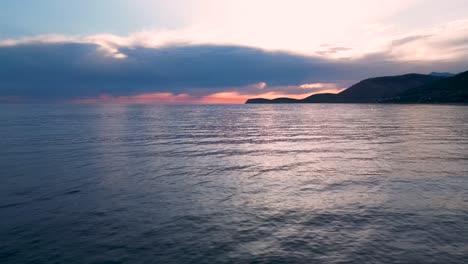 Wunderschöne-Landschaft-Mit-Sonnenuntergang-Und-Bunten-Wolken-An-Der-Albanischen-Riviera,-Luftaufnahme