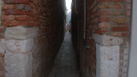 View-of-Secluded-Narrow-Alley-in-Venice,-Italy