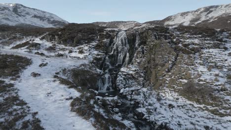 Der-Wasserfall-Mit-Schnee-Und-Schleier-Der-Braut-Auf-Der-Isle-Of-Skye,-Schottland,-Fängt-Die-Heitere-Schönheit-Der-Natur-Ein,-Luftaufnahme