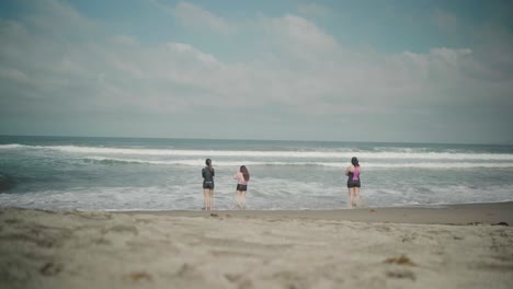 Eine-Gruppe-Von-Damen-Fotografiert-Die-Meereswellen-Am-La-Union-Beach-Auf-Den-Philippinen